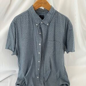 J Crew Short Sleeve Button Up. Blue/Gray w/ white floral dot pattern. Size Large